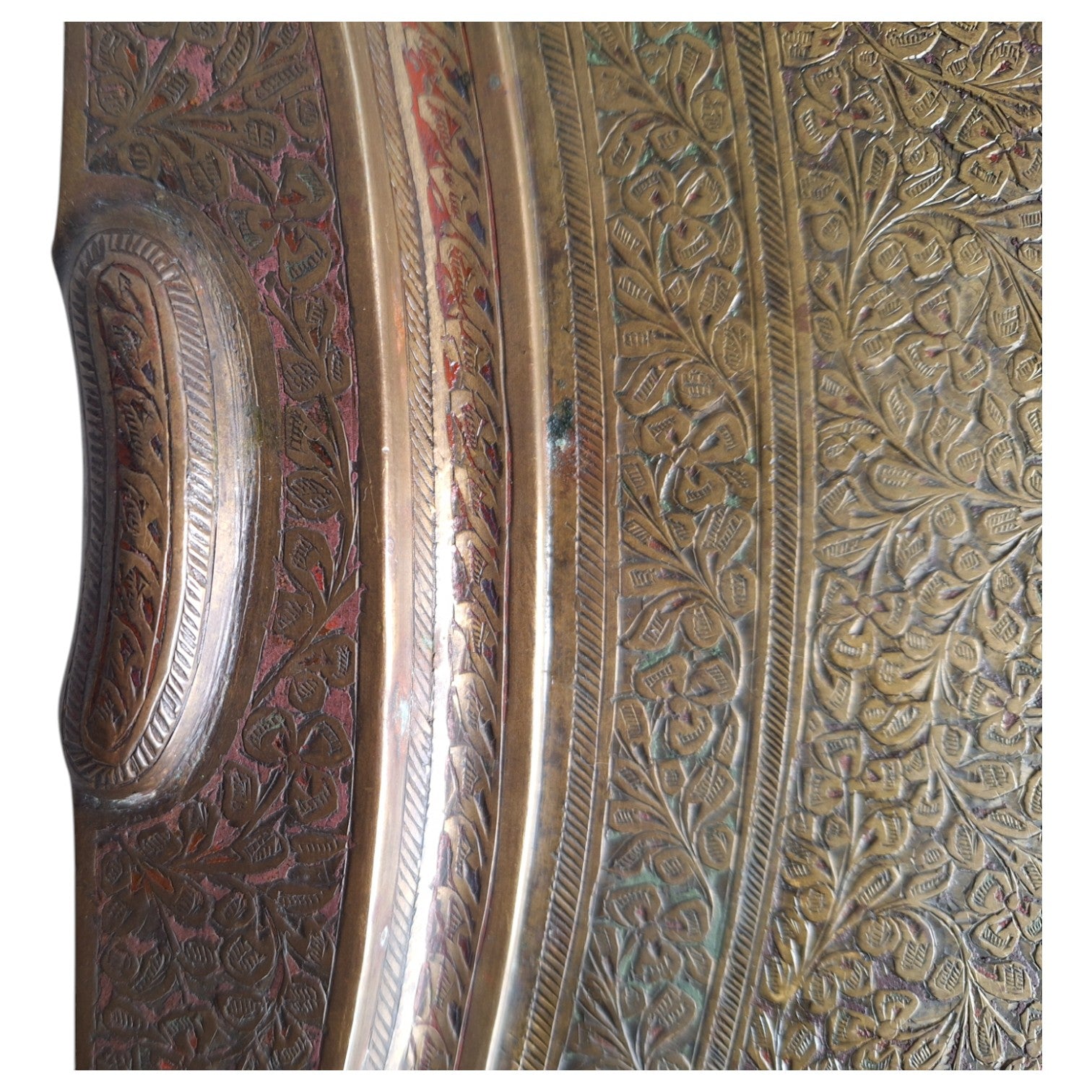 Verziertes Messingtablett mit floralem Motiv – Indien
