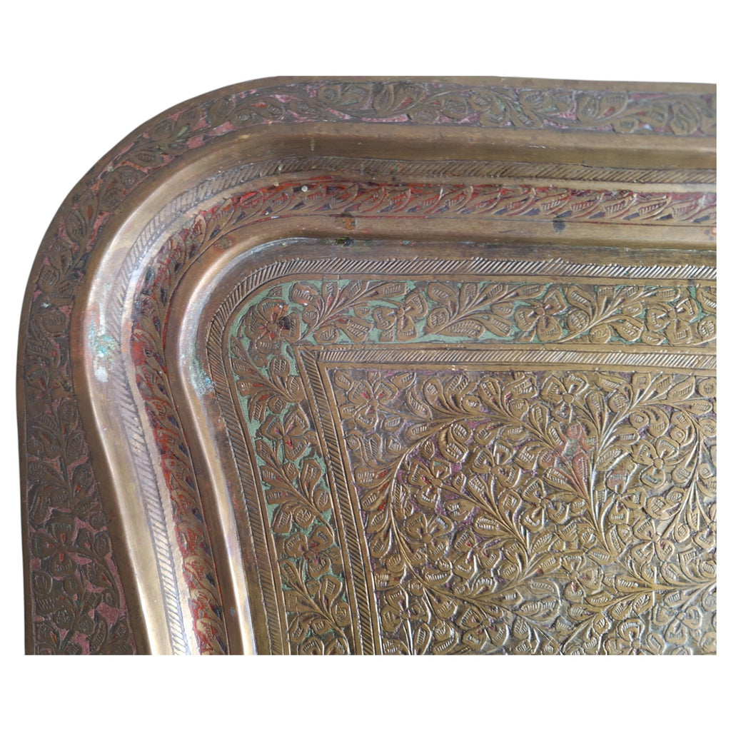 Verziertes Messingtablett mit floralem Motiv – Indien