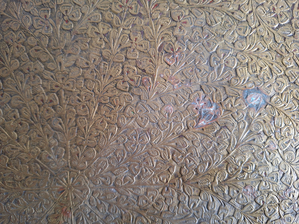 Verziertes Messingtablett mit floralem Motiv – Indien