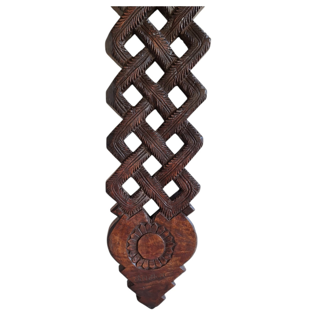 Handgeschnitzter Holzlöffelhalter mit Text – Wanddekoration, Indien, ca. 1900–1940