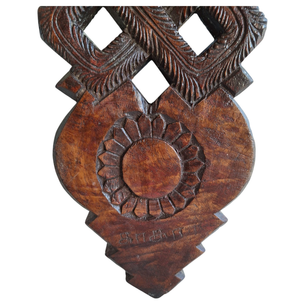 Handgeschnitzter Holzlöffelhalter mit Text – Wanddekoration, Indien, ca. 1900–1940