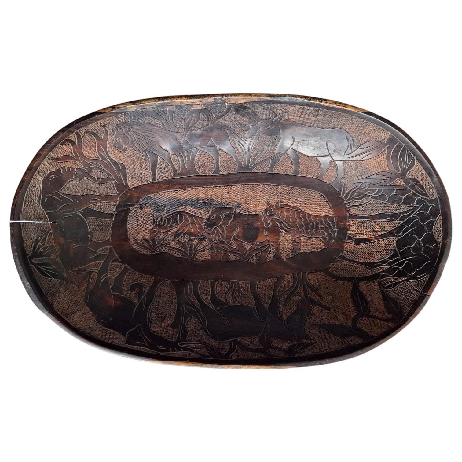 Hand-carved wooden bowl with animal motifs – African craftsmanship