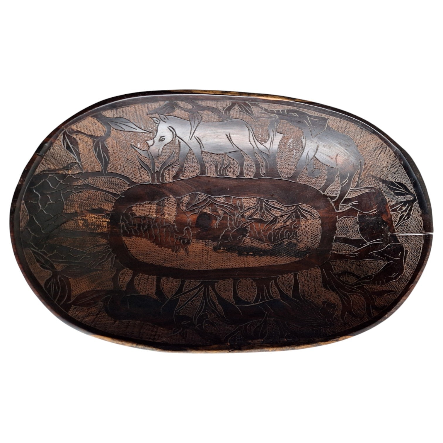 Hand-carved wooden bowl with animal motifs – African craftsmanship