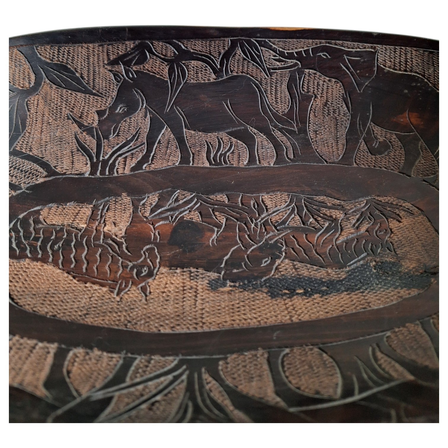 Hand-carved wooden bowl with animal motifs – African craftsmanship