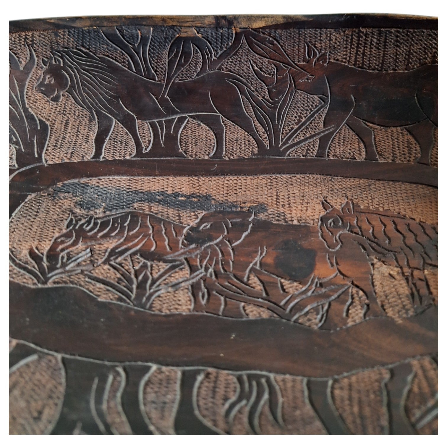 Hand-carved wooden bowl with animal motifs – African craftsmanship