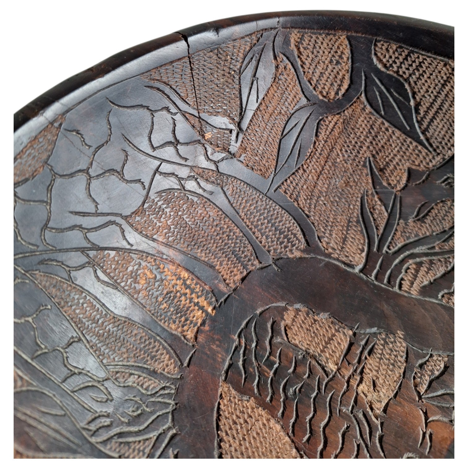 Hand-carved wooden bowl with animal motifs – African craftsmanship