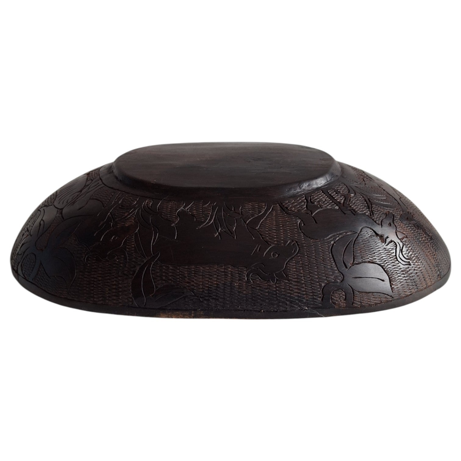 Hand-carved wooden bowl with animal motifs – African craftsmanship