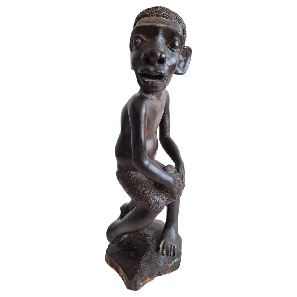 Holzskulptur Mann mit Trommel – Afrikanische Holzschnitzerei