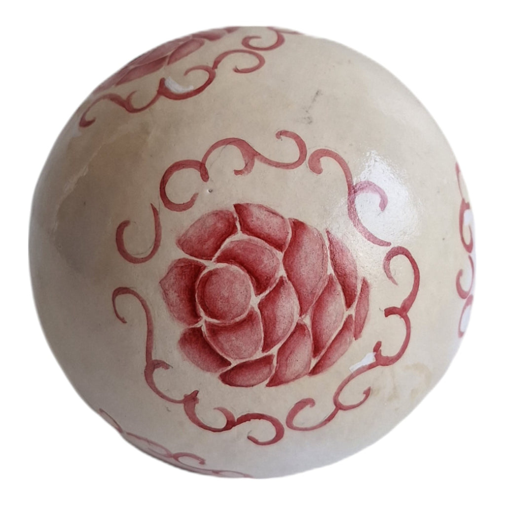 Eine runde Keramikkugel Ø 10 cm mit Blumenmuster