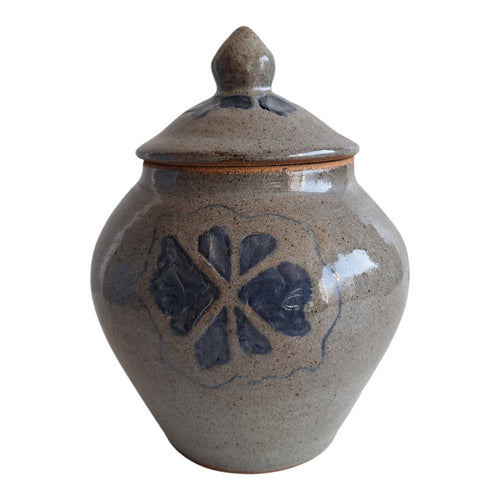 Aardewerk Dekselpot | Gesigneerd Alida Cornelia Spence (ACS) | Bloemmotief | 23 cm