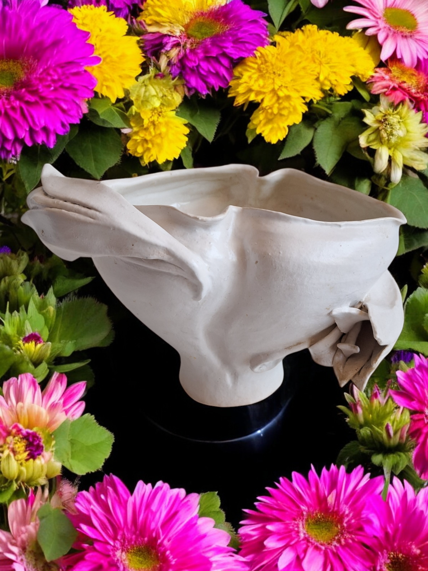 Signierter Keramik-Blumentopf mit Dekoration – Signiert „Hil“ (mit Beschädigung)