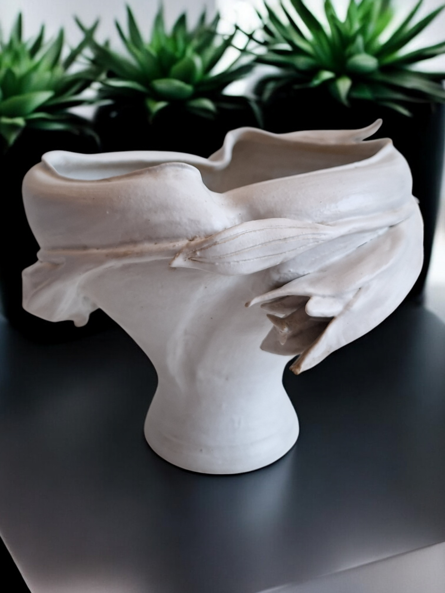 Signierter Keramik-Blumentopf mit Dekoration – Signiert „Hil“