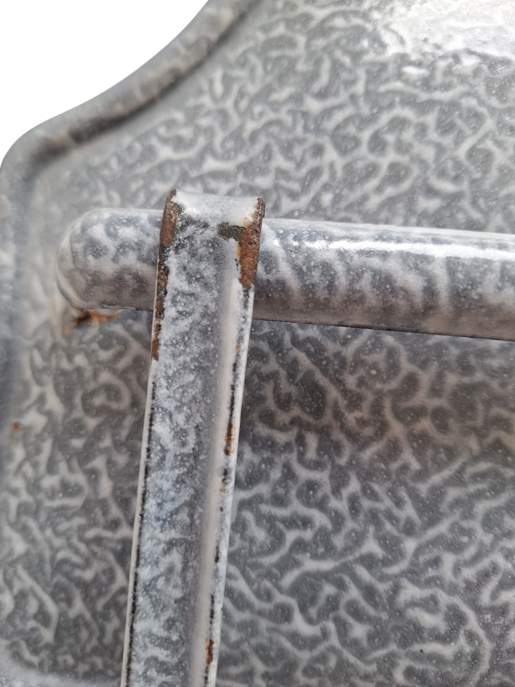 Grau gesprenkeltes Emaille Löffelregal