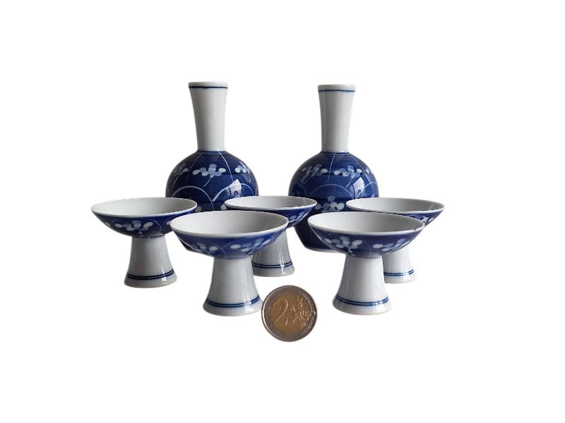 Japanisches Arita-Porzellan Sake-Set – Blau-weißes Prunus-Dekor, 2 Tokkuri & 5 Choko