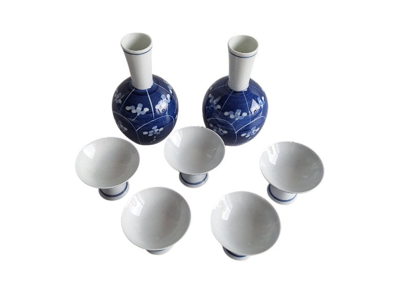 Japanisches Arita-Porzellan Sake-Set – Blau-weißes Prunus-Dekor, 2 Tokkuri & 5 Choko