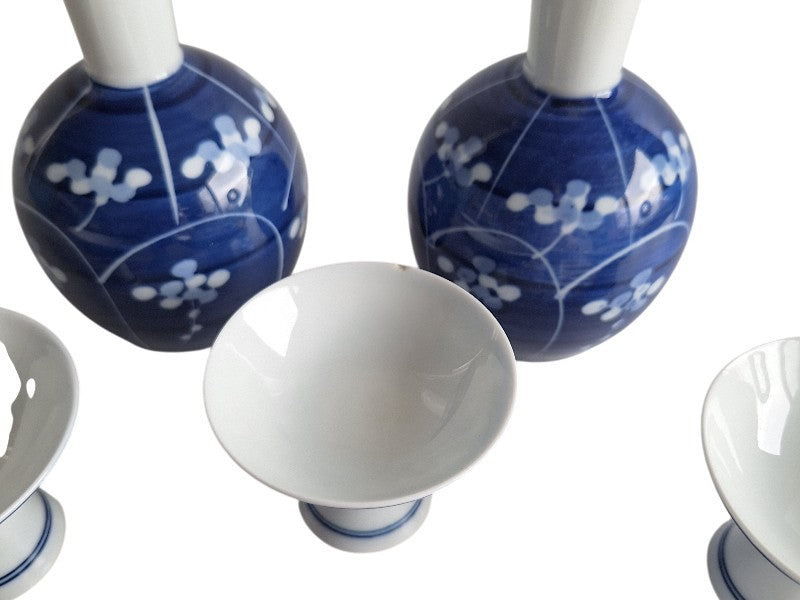 Japanisches Arita-Porzellan Sake-Set – Blau-weißes Prunus-Dekor, 2 Tokkuri & 5 Choko