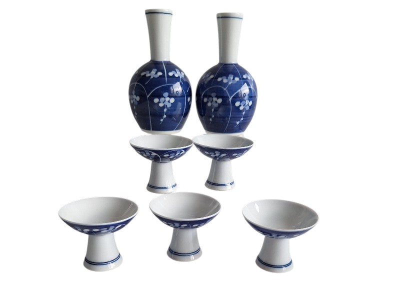 Japanisches Arita-Porzellan Sake-Set – Blau-weißes Prunus-Dekor, 2 Tokkuri & 5 Choko