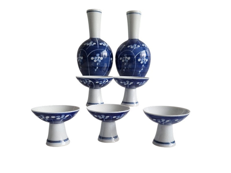 Japanisches Arita-Porzellan Sake-Set – Blau-weißes Prunus-Dekor, 2 Tokkuri & 5 Choko