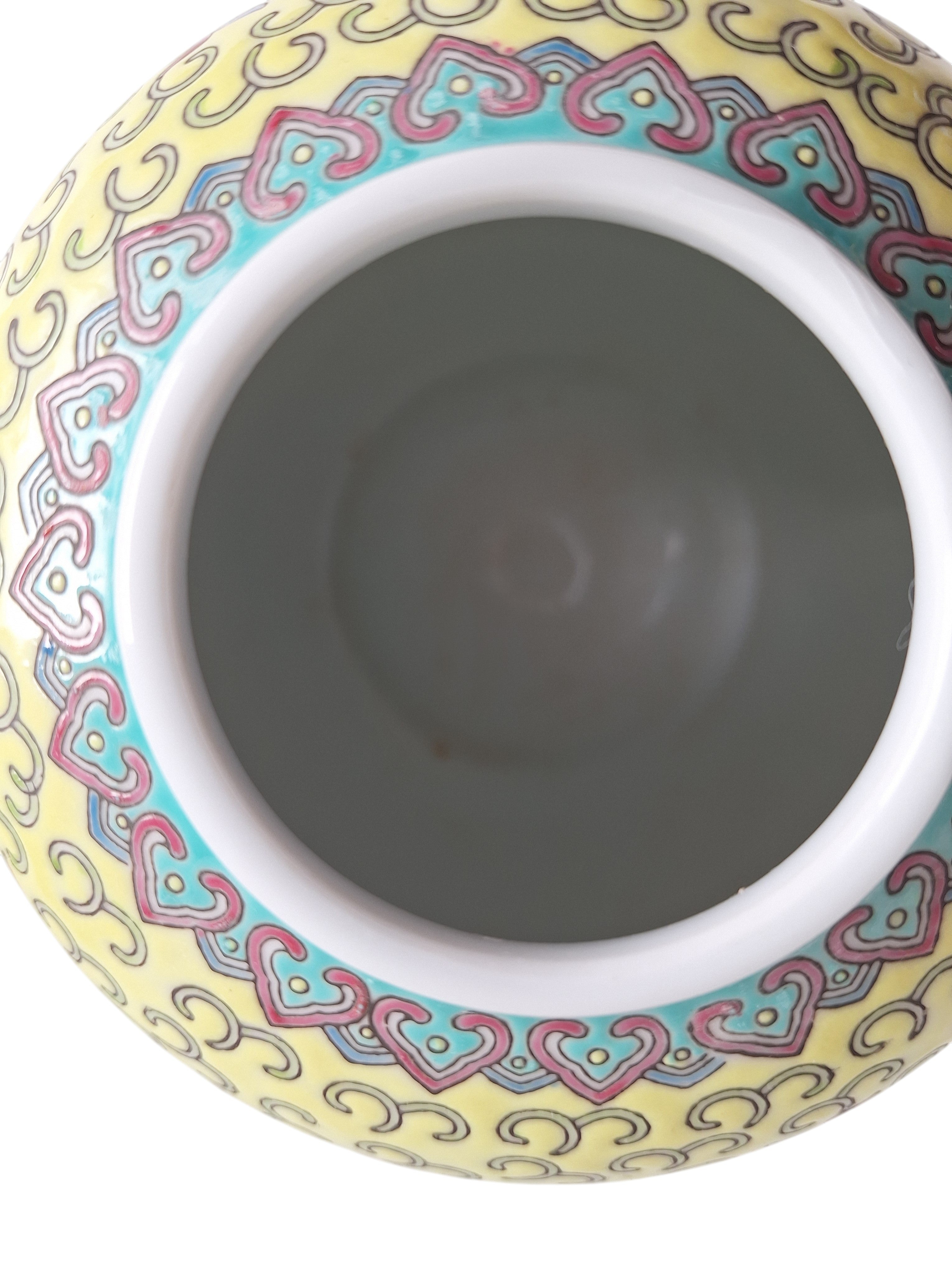 Jingdezhen Gemberpot in Famille Rose-stijl – Gele Ondergrond, China, Eerste Helft 20e Eeuw
