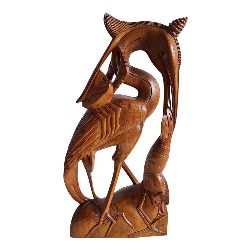 Reiher mit Garnele und Krabbe – Handgeschnitzte Holzstatue (36,5 cm)