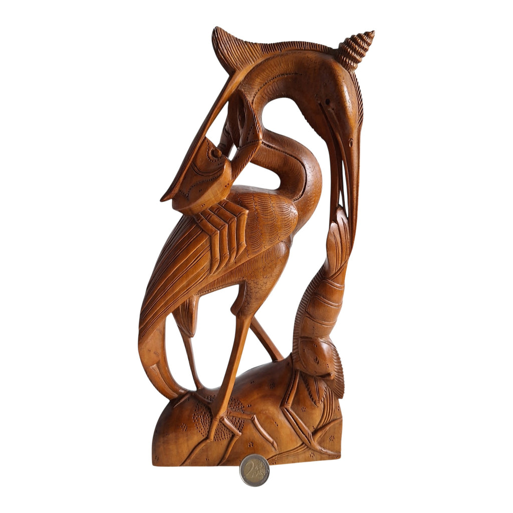 Reiher mit Garnele und Krabbe – Handgeschnitzte Holzstatue (36,5 cm)