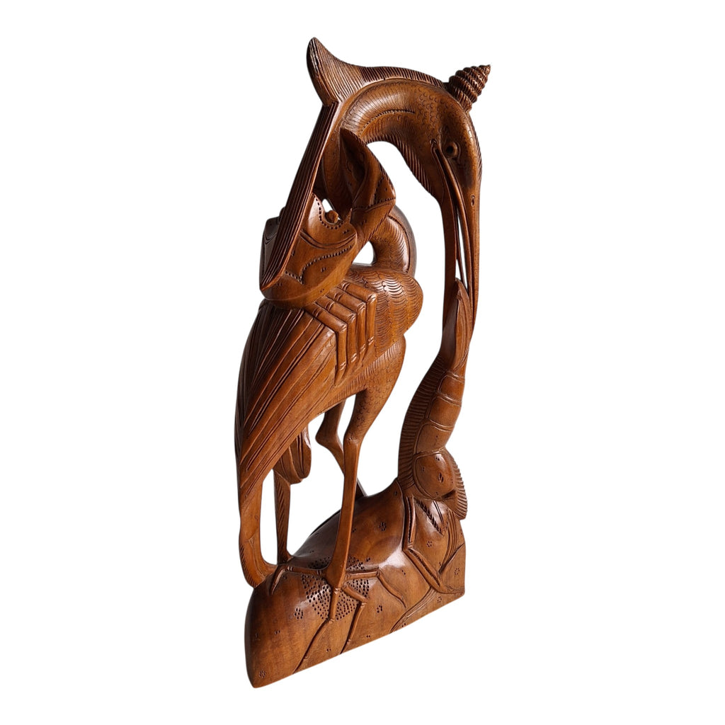 Reiher mit Garnele und Krabbe – Handgeschnitzte Holzstatue (36,5 cm)