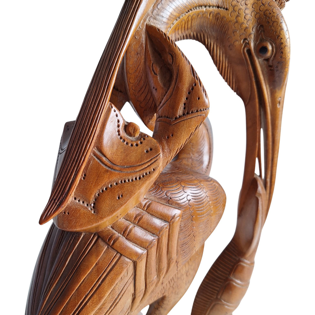 Reiher mit Garnele und Krabbe – Handgeschnitzte Holzstatue (36,5 cm)