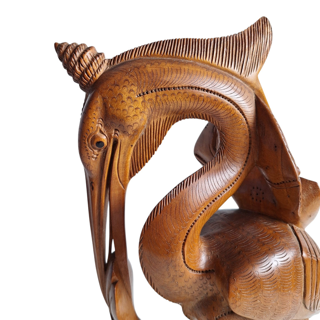 Reiher mit Garnele und Krabbe – Handgeschnitzte Holzstatue (36,5 cm)