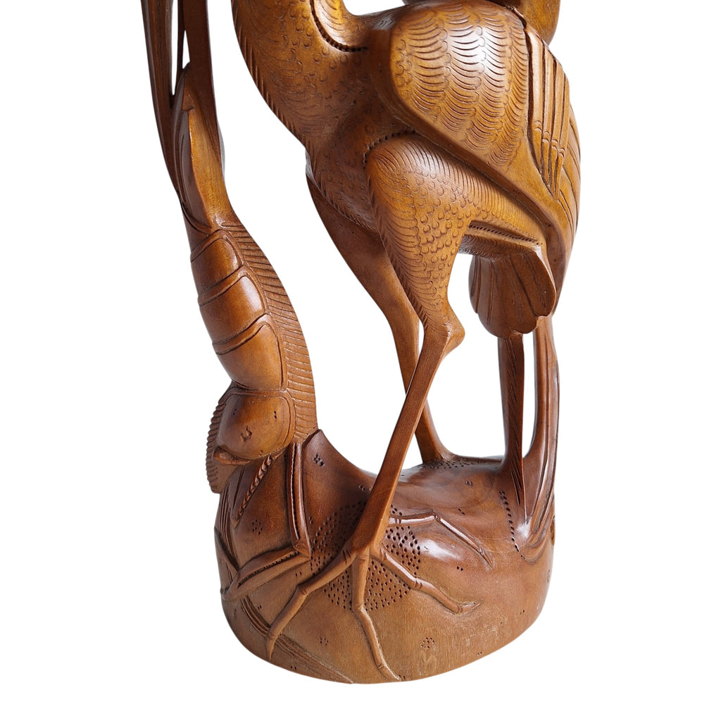 Reiher mit Garnele und Krabbe – Handgeschnitzte Holzstatue (36,5 cm)