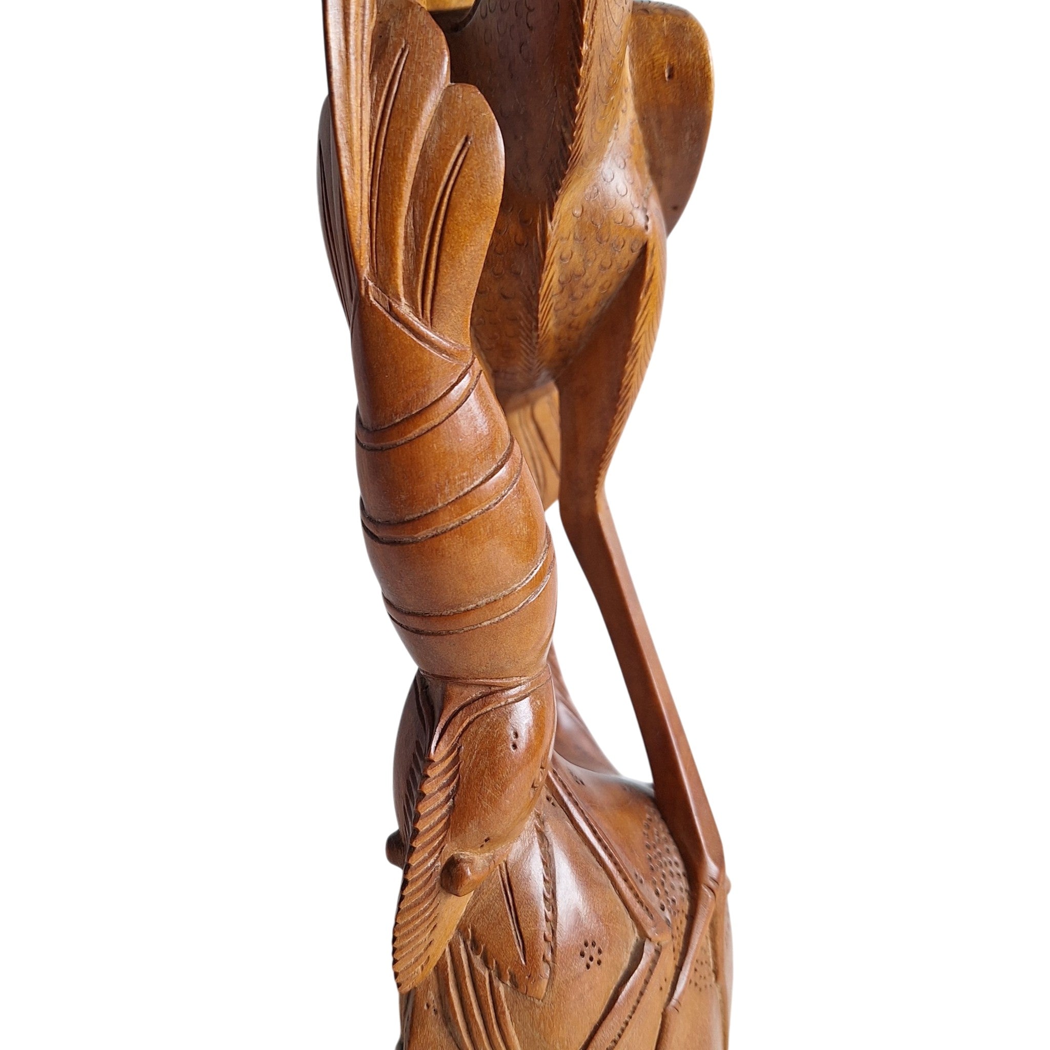 Reiher mit Garnele und Krabbe – Handgeschnitzte Holzstatue (36,5 cm)