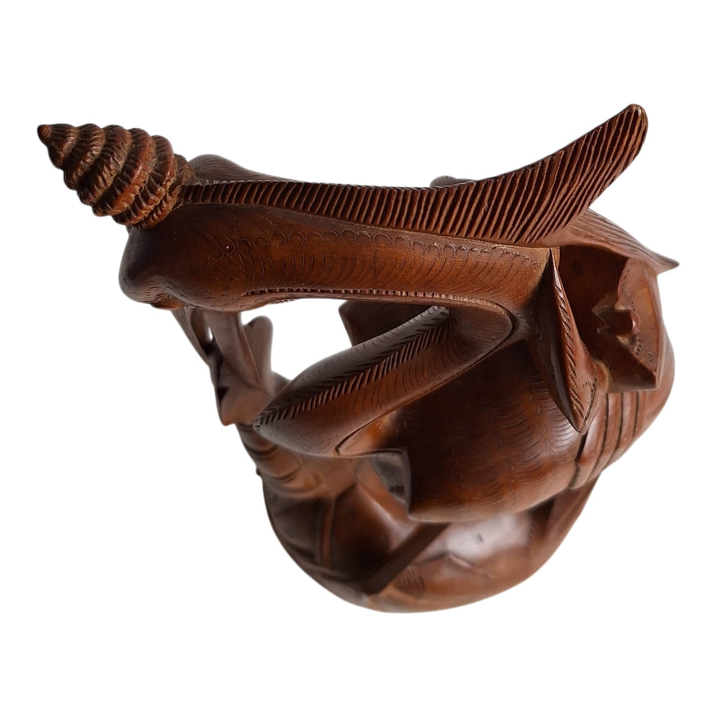 Reiher mit Garnele und Krabbe – Handgeschnitzte Holzstatue (36,5 cm)