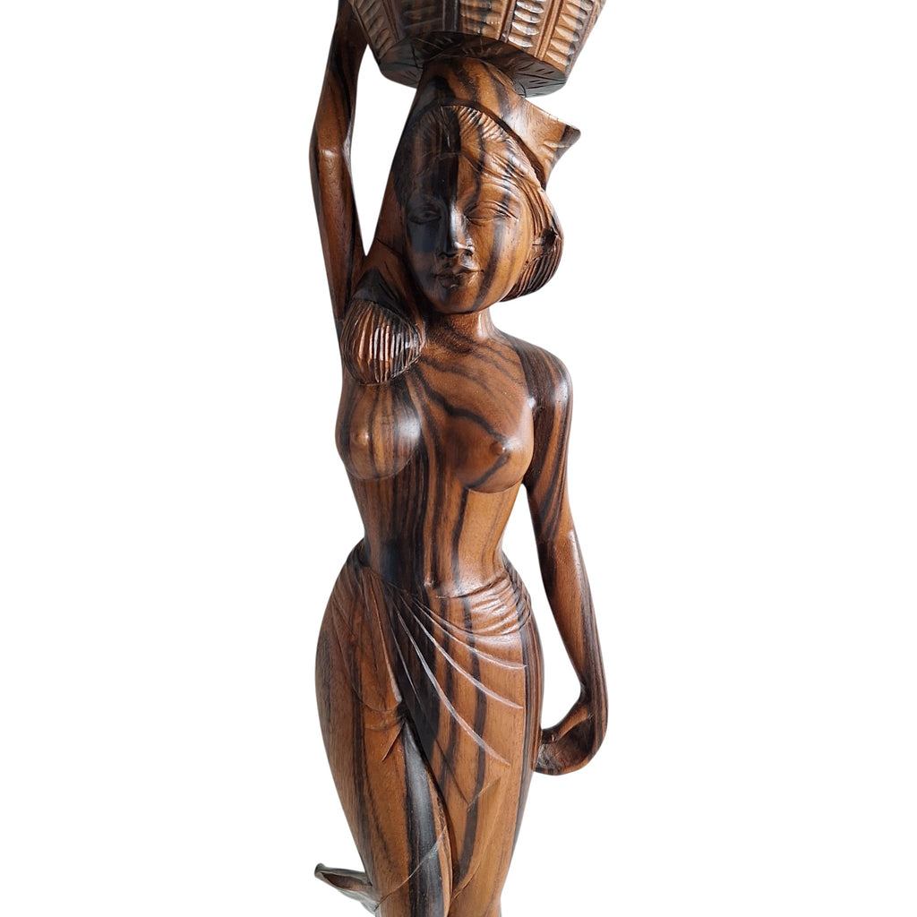Balinesische Frau mit Obstkorb auf dem Kopf – handgeschnitzte Holzfigur (40,5 cm)