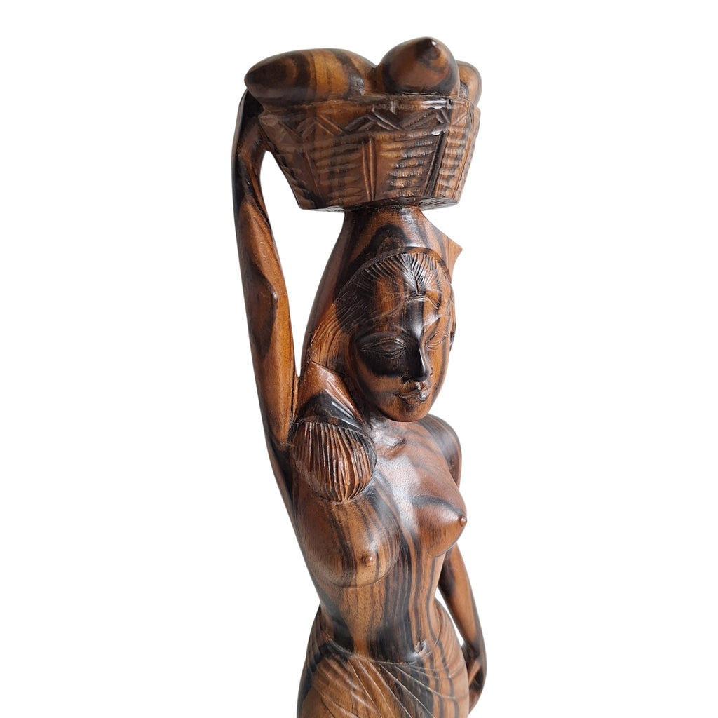 Balinesische Frau mit Obstkorb auf dem Kopf – handgeschnitzte Holzfigur (40,5 cm)