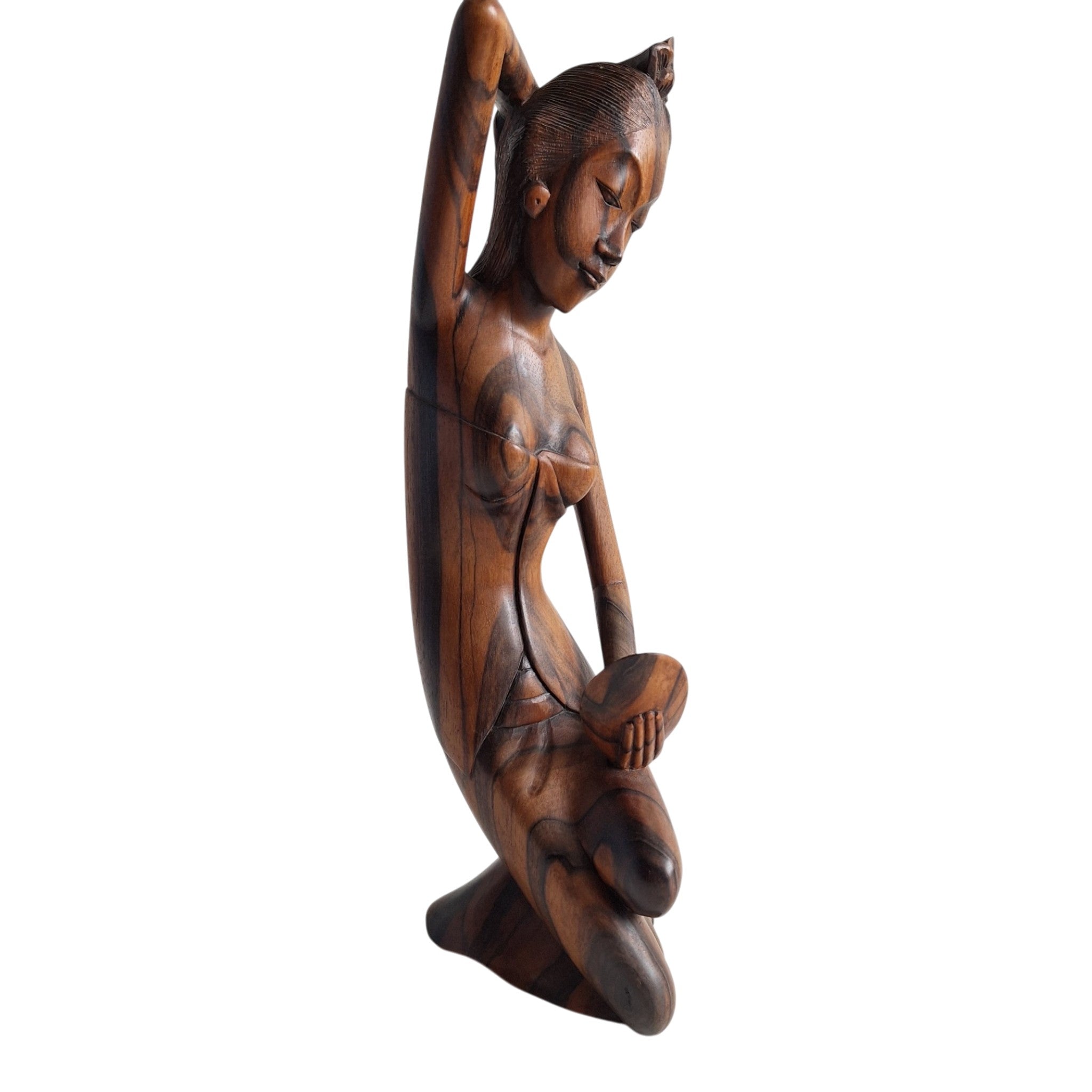 Balinesische Frau kämmt ihr Haar vor dem Spiegel – Handgeschnitzte Holzfigur (29 cm)