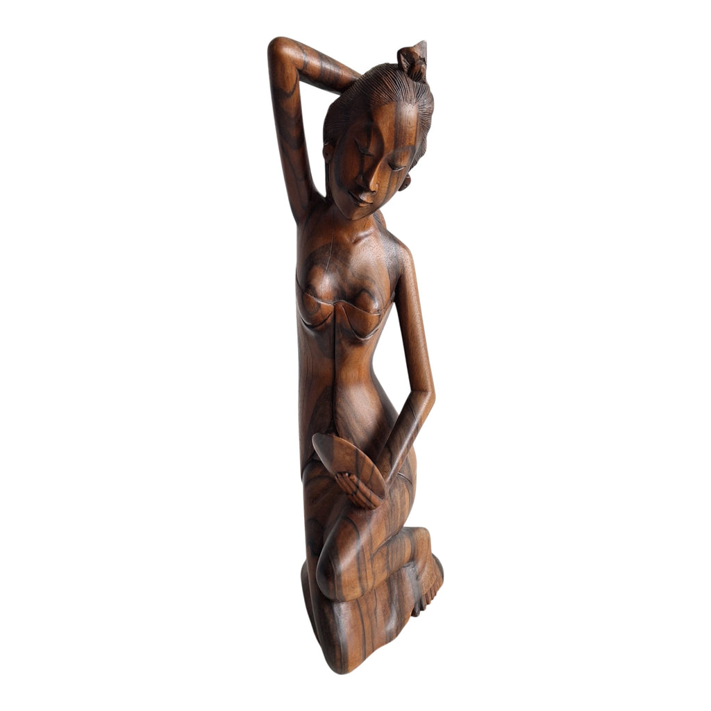Balinesische Frau kämmt ihr Haar vor dem Spiegel – Handgeschnitzte Holzfigur (29 cm)