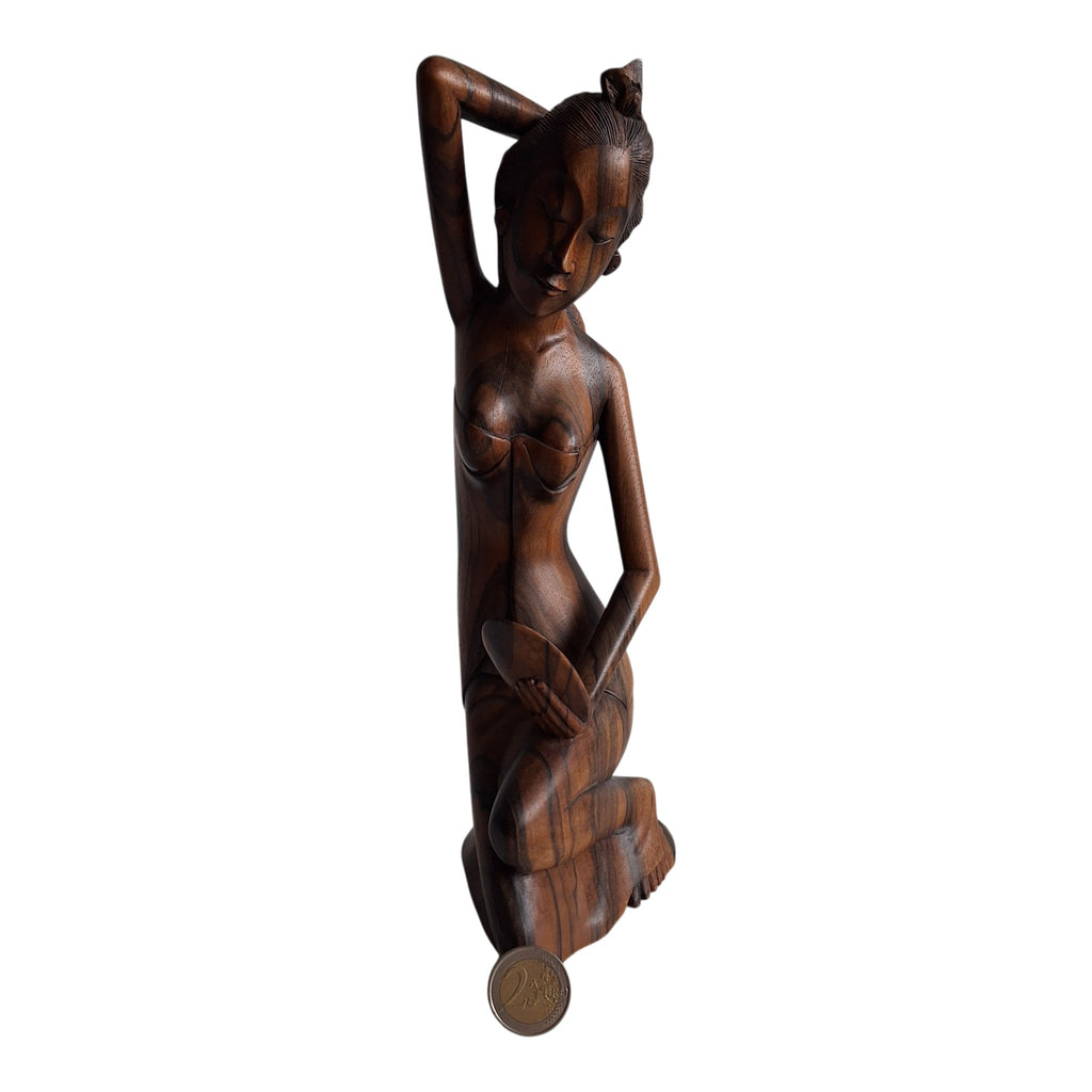 Balinesische Frau kämmt ihr Haar vor dem Spiegel – Handgeschnitzte Holzfigur (29 cm)
