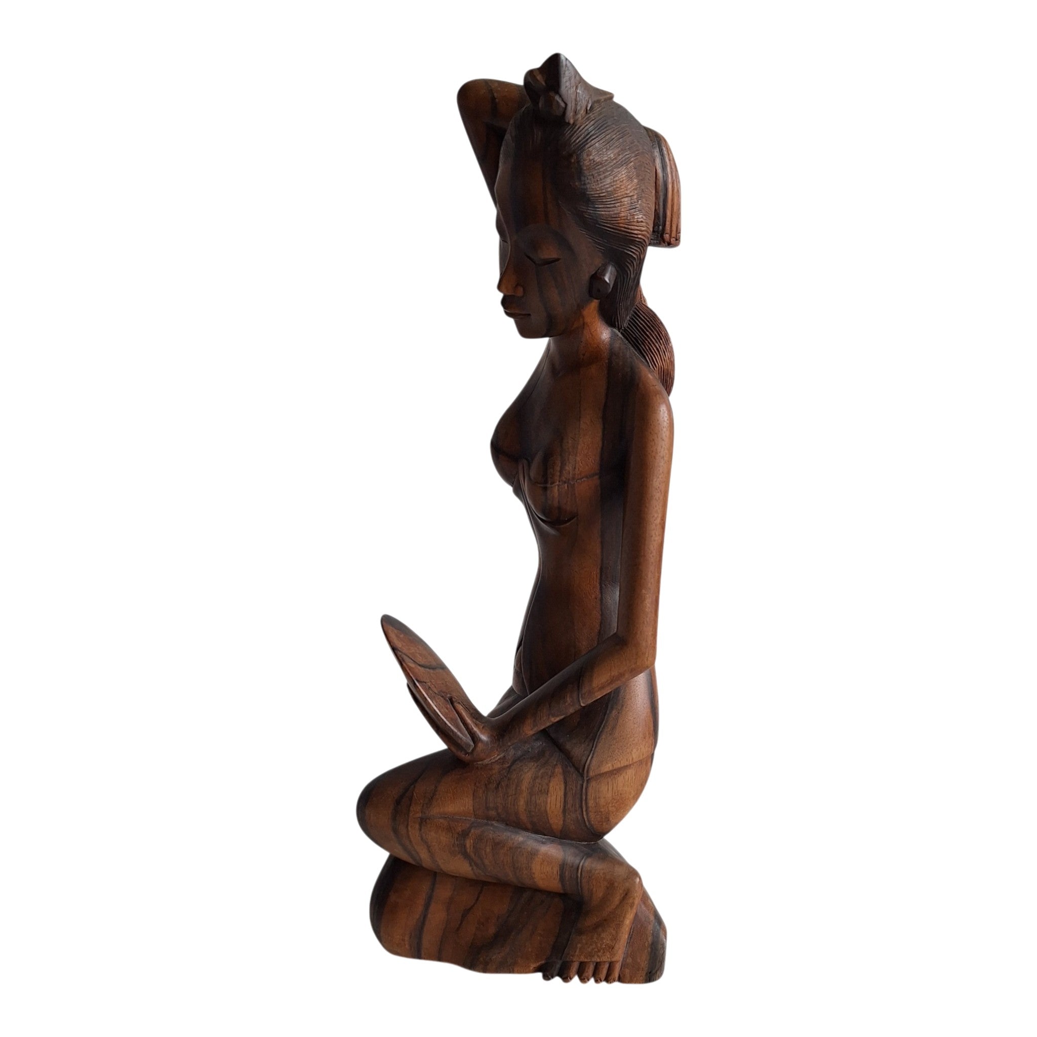 Balinesische Frau kämmt ihr Haar vor dem Spiegel – Handgeschnitzte Holzfigur (29 cm)