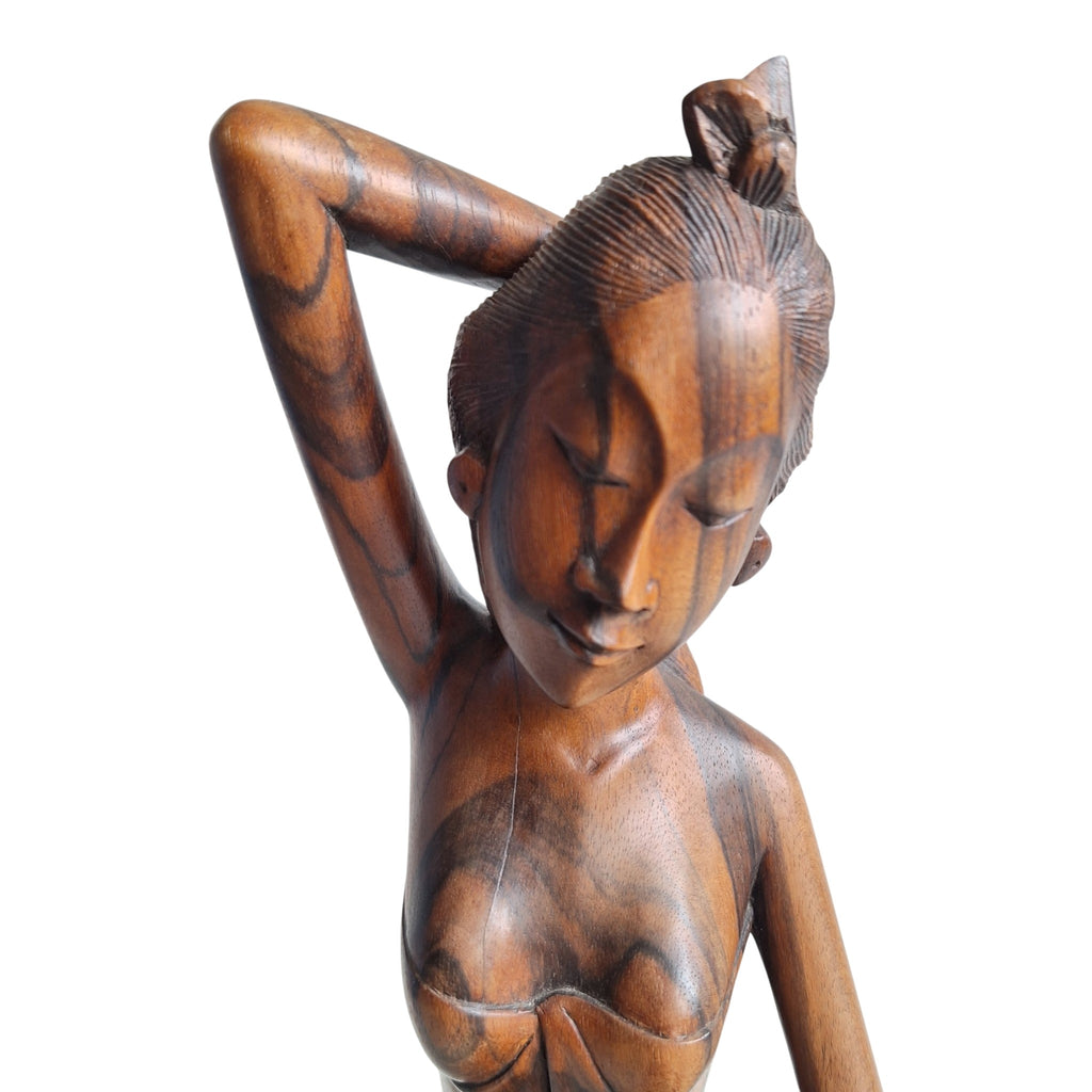 Balinesische Frau kämmt ihr Haar vor dem Spiegel – Handgeschnitzte Holzfigur (29 cm)