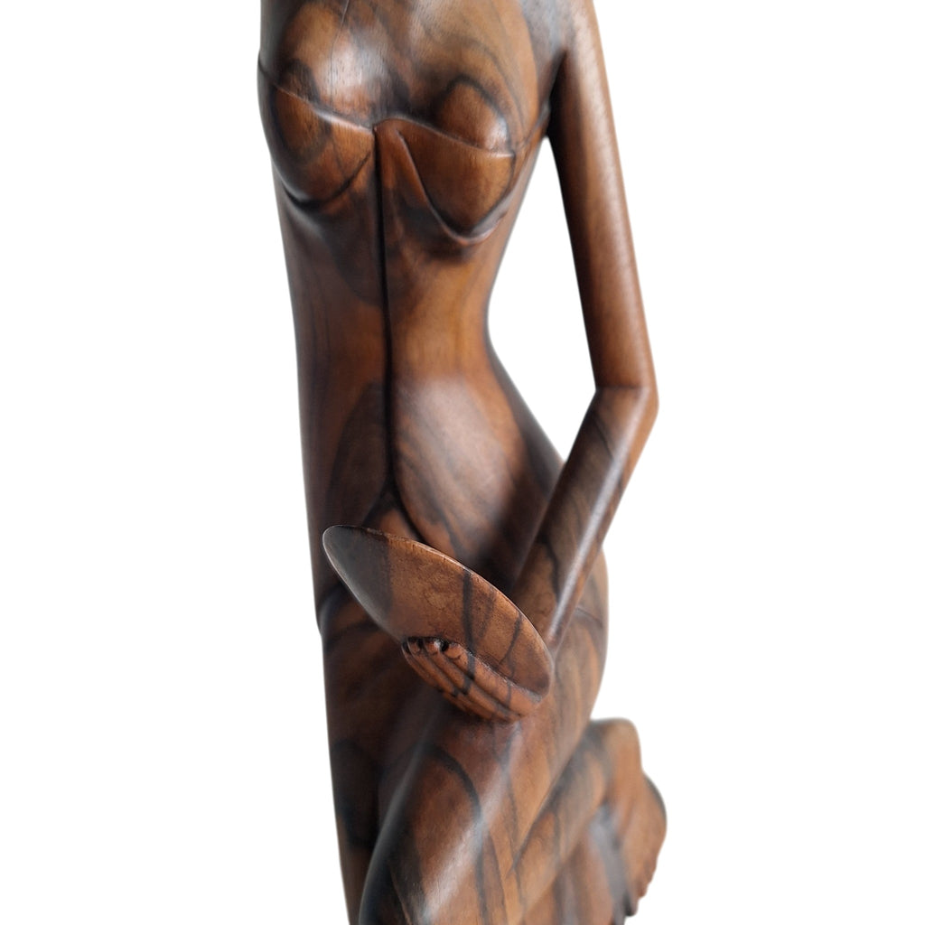 Balinesische Frau kämmt ihr Haar vor dem Spiegel – Handgeschnitzte Holzfigur (29 cm)