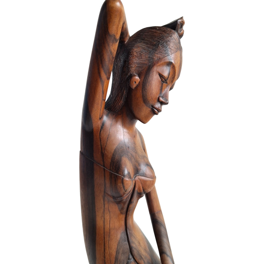 Balinesische Frau kämmt ihr Haar vor dem Spiegel – Handgeschnitzte Holzfigur (29 cm)