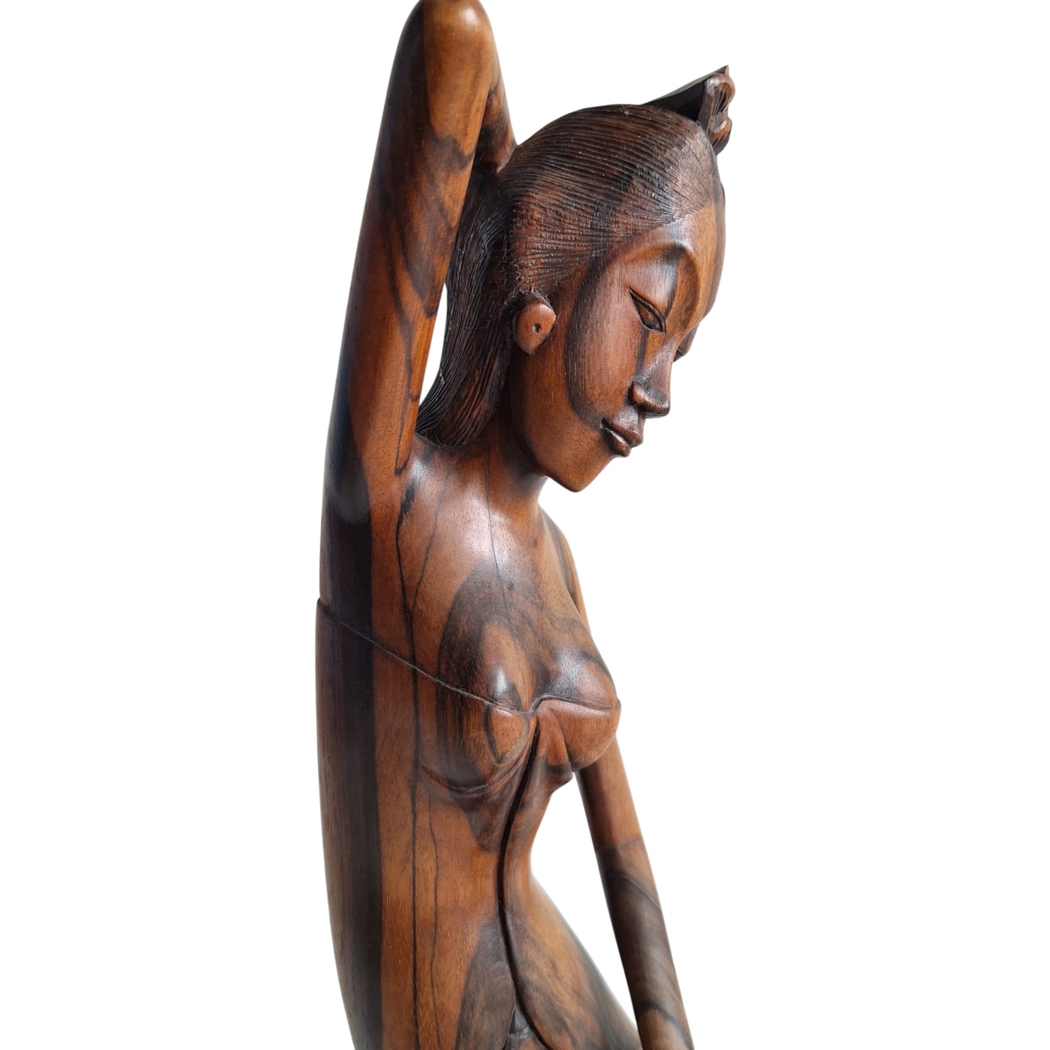 Balinesische Frau kämmt ihr Haar vor dem Spiegel – Handgeschnitzte Holzfigur (29 cm)