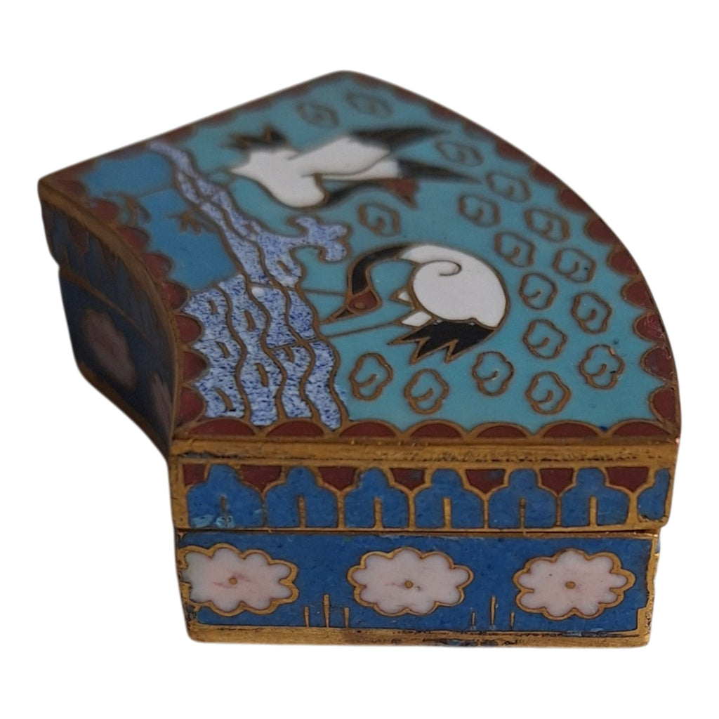 Halbrunde Cloisonné-Schachtel mit Paradiesvögeln