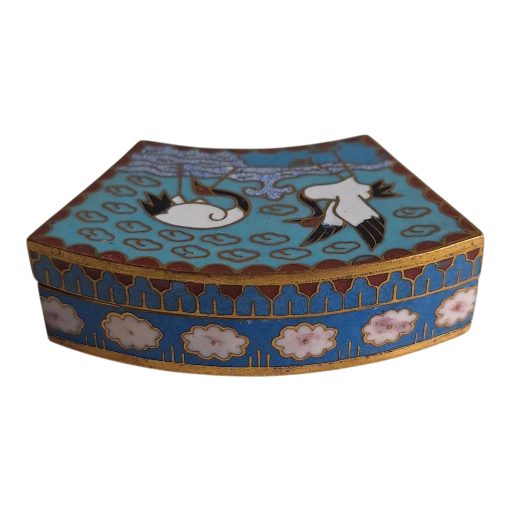 Halbrunde Cloisonné-Schachtel mit Paradiesvögeln