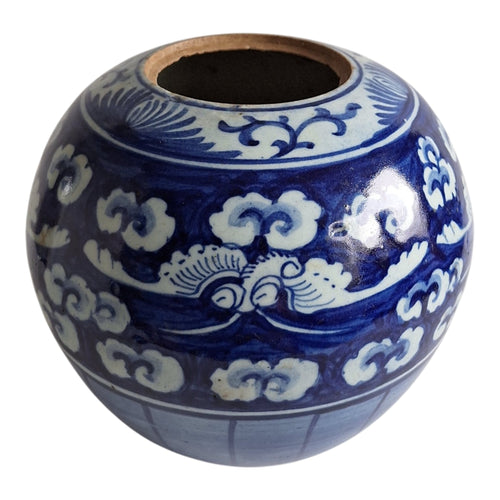 Chinesischer blau-weißer Ingwertopf mit floralen Motiven – Qing-Stil