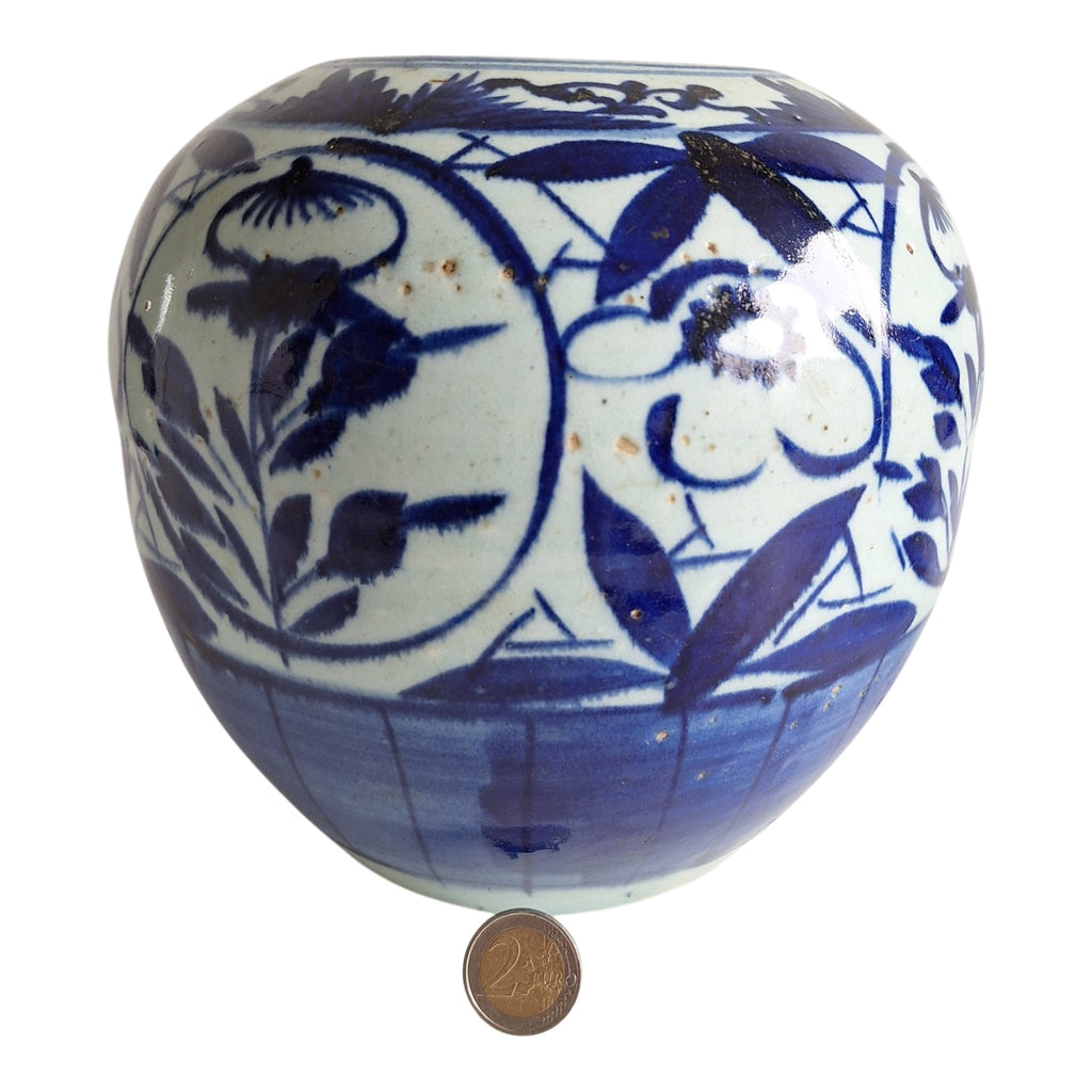 Chinesischer blau-weißer Ingwertopf mit handgemalten Blumenmotiven