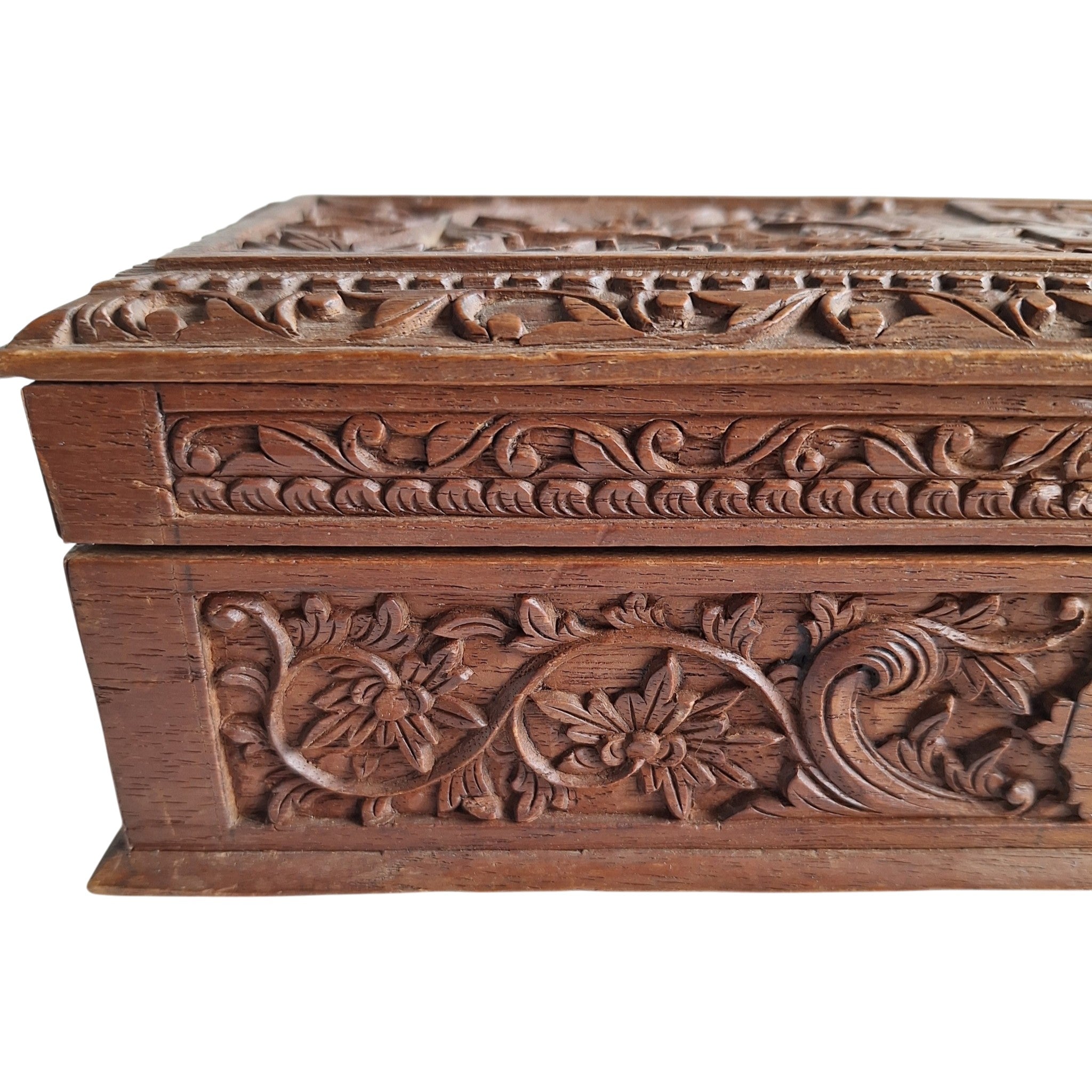 Handgeschnitzte Holzschatulle mit Wayang- und Blumenmotiven