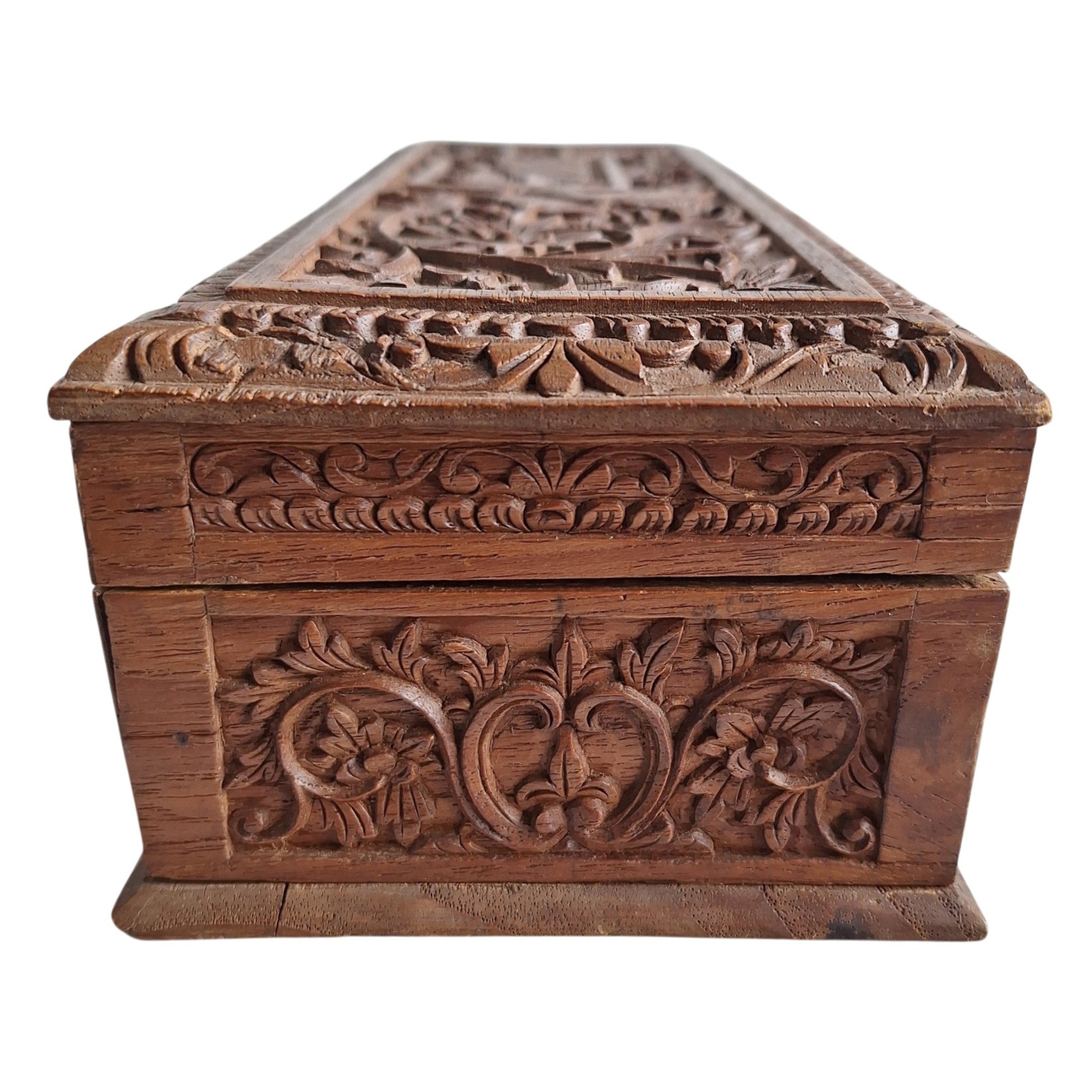 Handgeschnitzte Holzschatulle mit Wayang- und Blumenmotiven