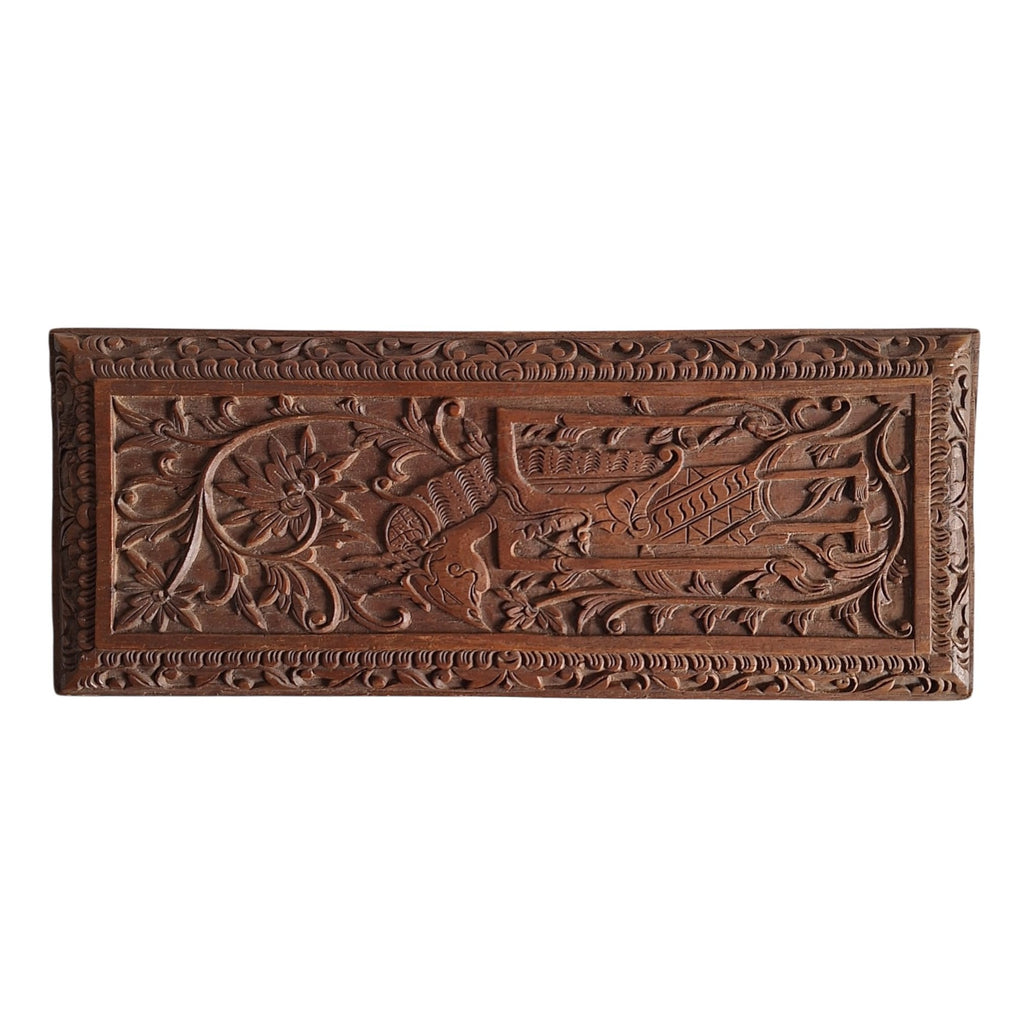 Handgeschnitzte Holzschatulle mit Wayang- und Blumenmotiven