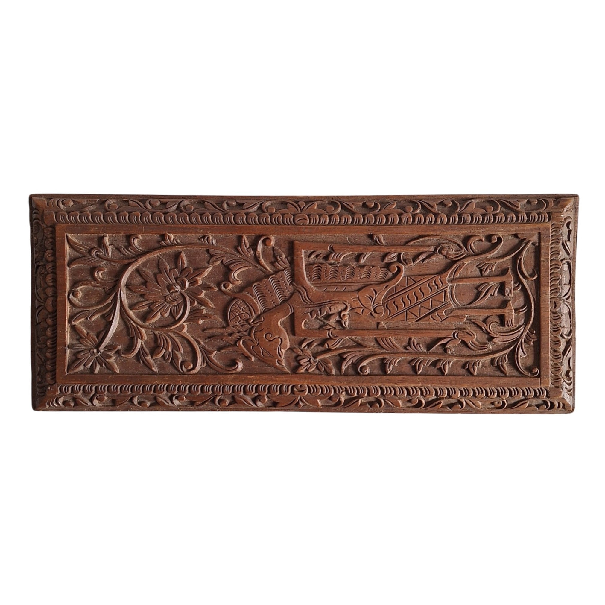 Handgeschnitzte Holzschatulle mit Wayang- und Blumenmotiven