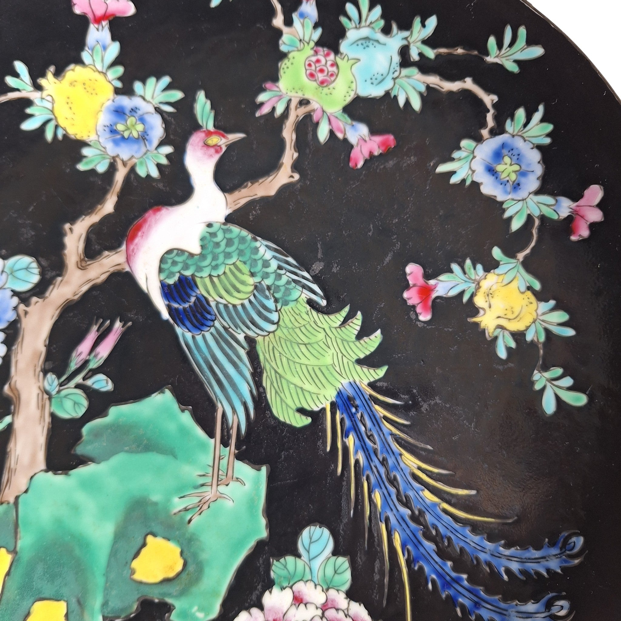 Arita Porzellanteller – Famille Noir, Pfau & Pfingstrose, Meiji/Taisho-Zeit